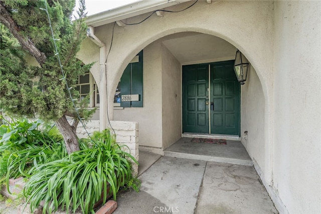 property entrance featuring stucco siding