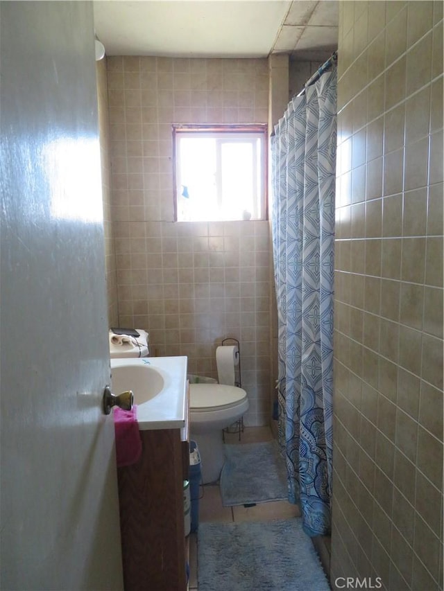 full bathroom featuring a shower with shower curtain, toilet, tile walls, and vanity