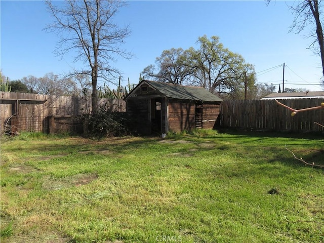 view of yard featuring an outbuilding and fence