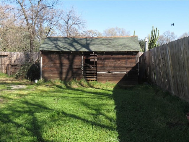 view of outdoor structure featuring a fenced backyard and an outdoor structure