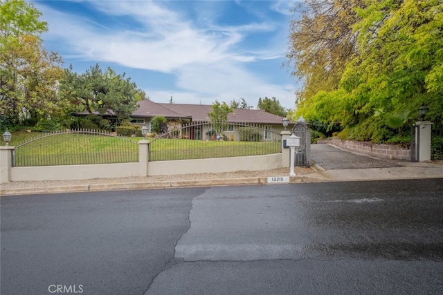 view of front facade featuring a front yard and a fenced front yard