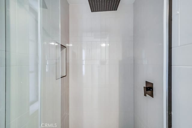 full bathroom featuring tiled shower