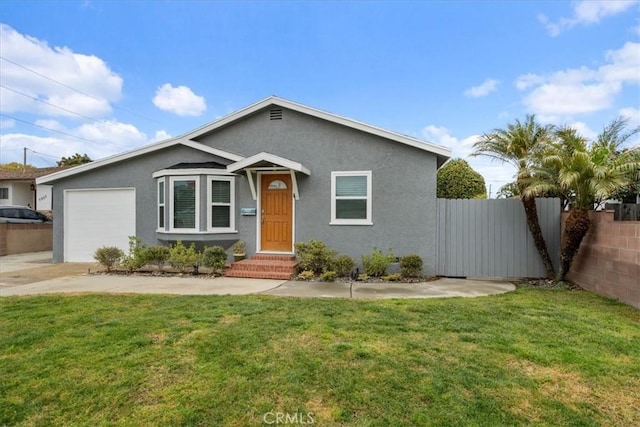 view of front of property featuring stucco siding, a garage, a front yard, and fence