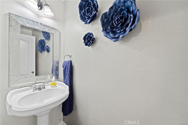 bathroom featuring a sink