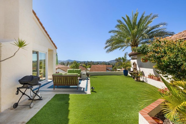 view of yard with a mountain view