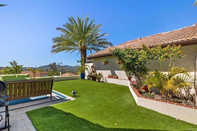 view of yard with a mountain view