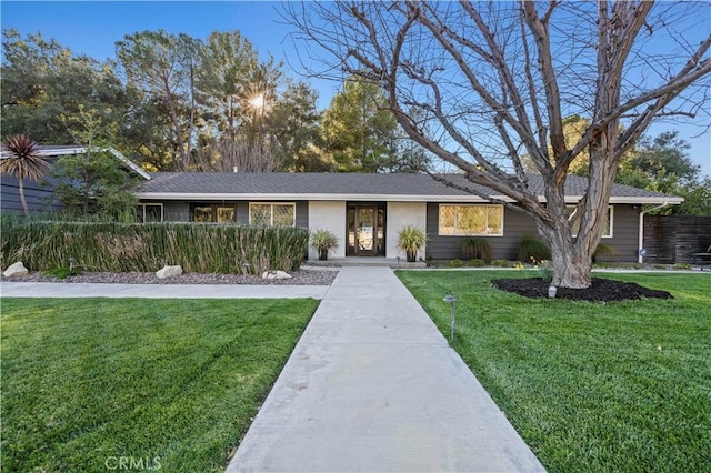 ranch-style house featuring a front yard