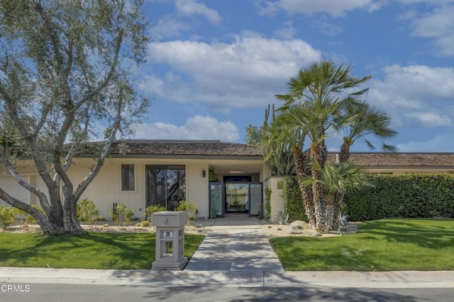 view of front of property with a front yard