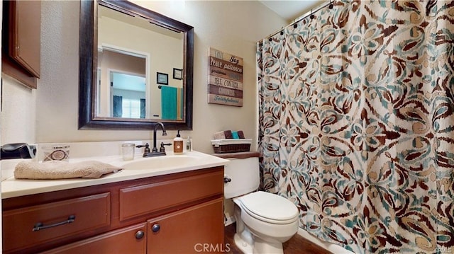 full bathroom featuring curtained shower, toilet, and vanity