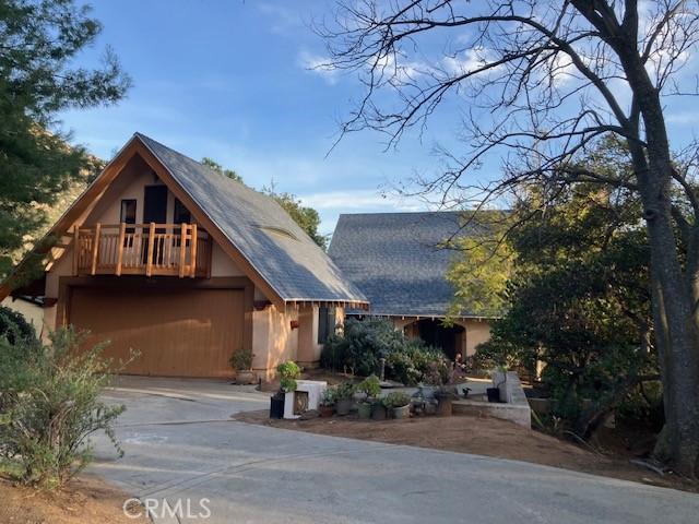 view of front of home featuring concrete driveway