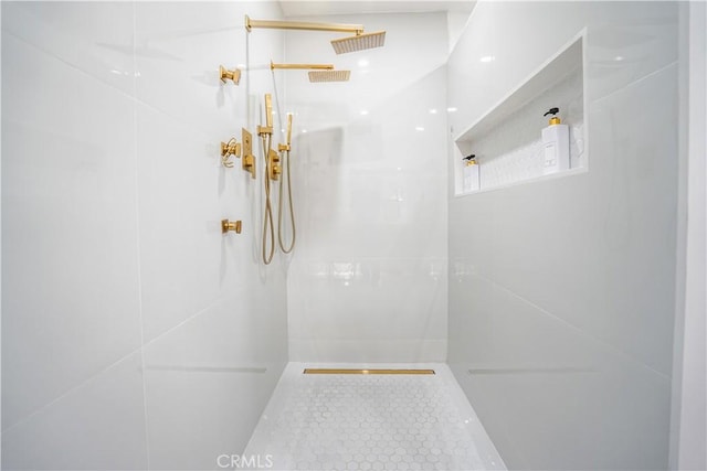 bathroom featuring a tile shower
