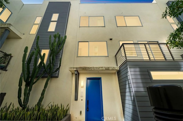 exterior space featuring stucco siding and a balcony