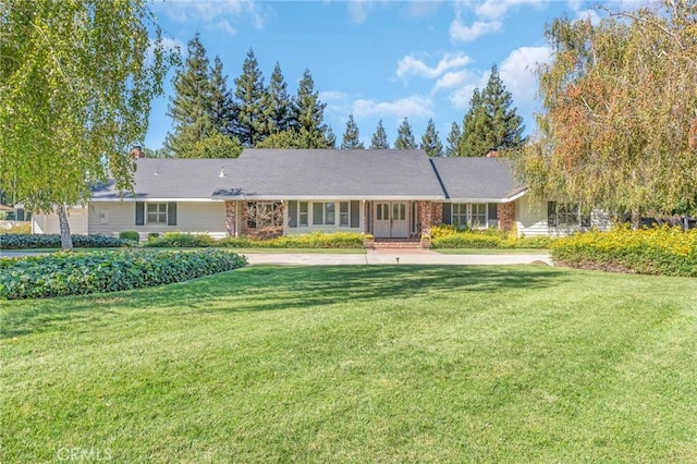 single story home featuring a front lawn