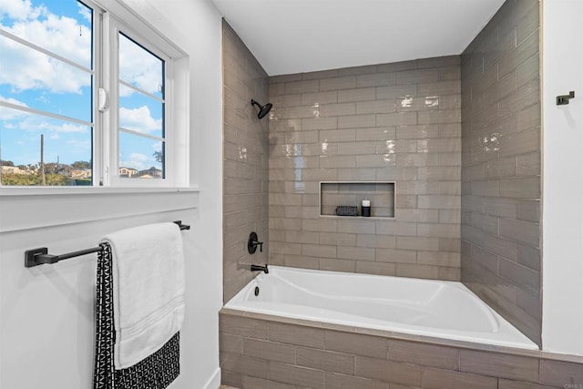 bathroom with tiled shower / bath