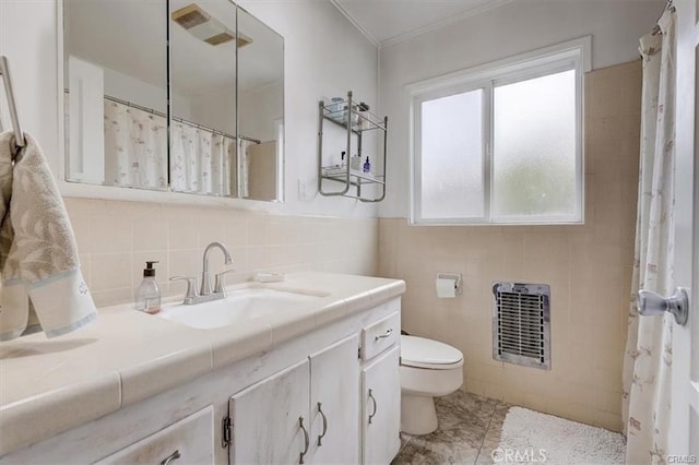 full bath featuring visible vents, toilet, a shower with shower curtain, heating unit, and tile walls