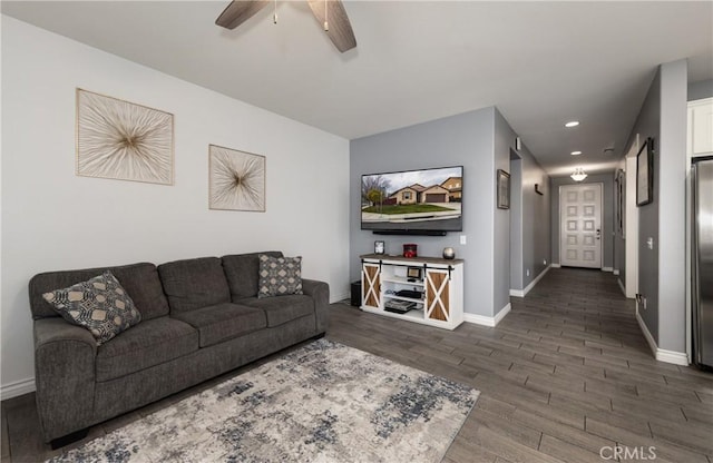 living area with dark wood finished floors, recessed lighting, baseboards, and ceiling fan