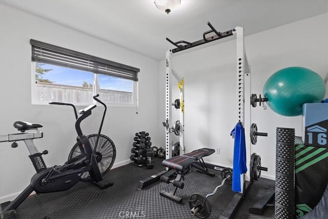 workout room featuring baseboards