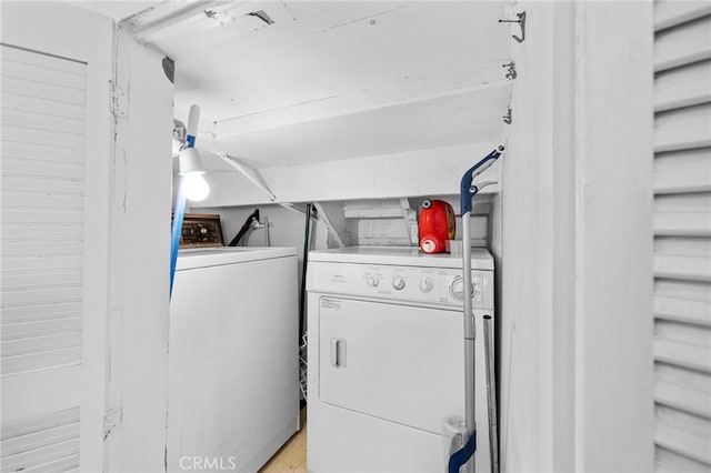 laundry room with laundry area and washer and clothes dryer