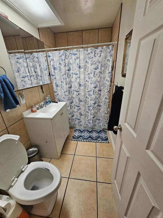 full bath featuring visible vents, toilet, curtained shower, tile patterned flooring, and vanity