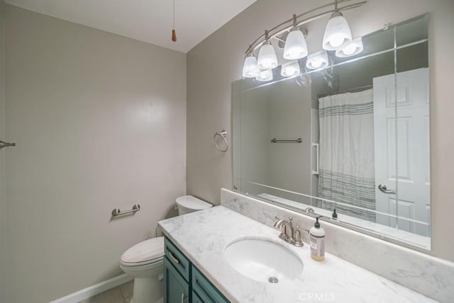 bathroom with a shower with curtain, toilet, vanity, and baseboards