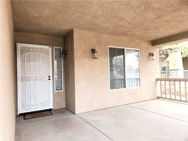 property entrance featuring stucco siding