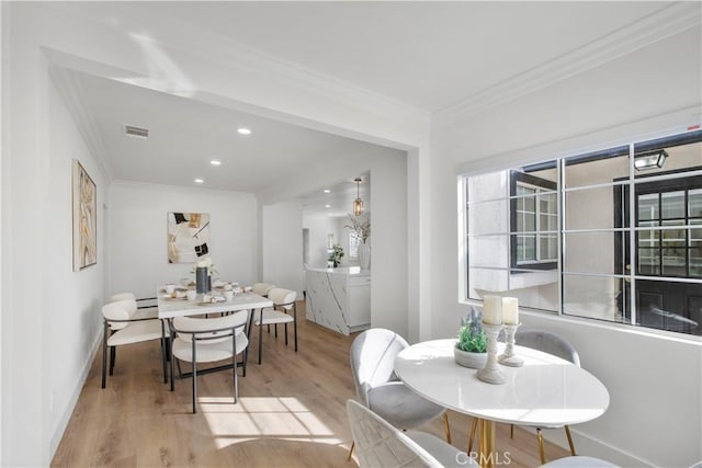 dining room with visible vents, wood finished floors, recessed lighting, crown molding, and baseboards