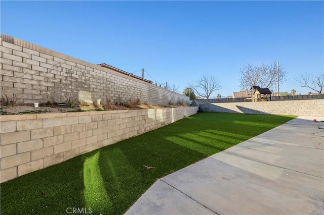 view of yard featuring a fenced backyard