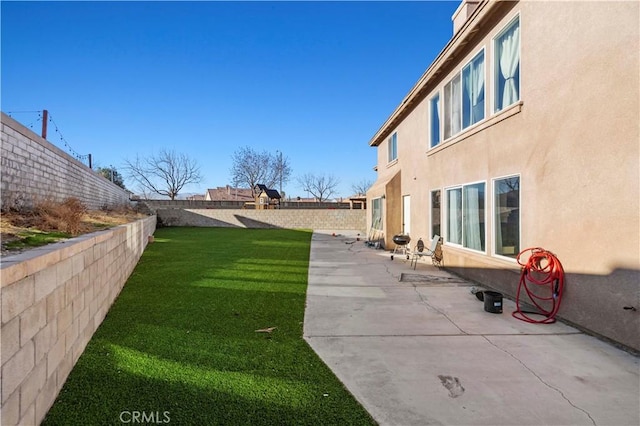 view of yard featuring a fenced backyard and a patio area