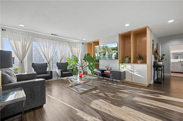 living room featuring recessed lighting, wood finished floors, visible vents, and baseboards