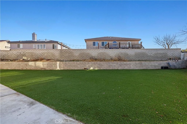 view of yard featuring fence