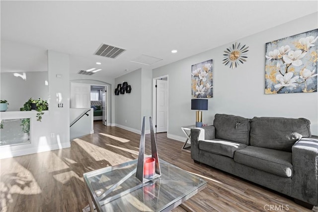 living room featuring recessed lighting, visible vents, baseboards, and wood finished floors