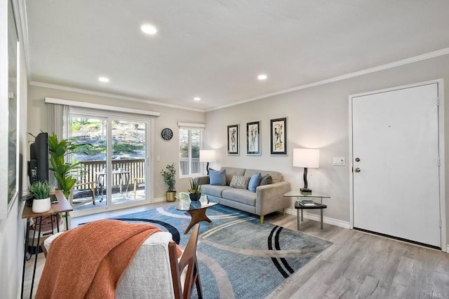 living room with light wood finished floors, recessed lighting, crown molding, and baseboards