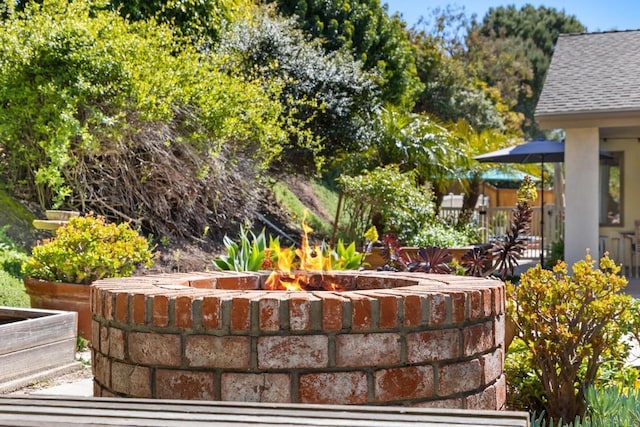 view of yard featuring an outdoor fire pit