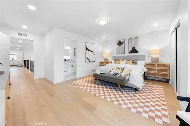 bedroom featuring a closet, visible vents, light wood-style flooring, and recessed lighting