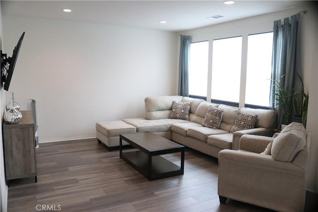 living area featuring recessed lighting, wood finished floors, visible vents, and baseboards