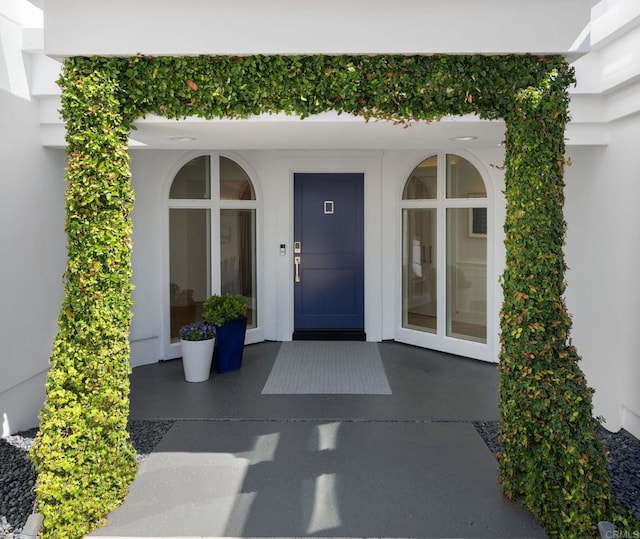 view of exterior entry featuring stucco siding