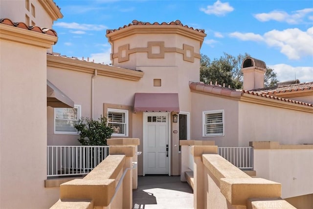 property entrance with stucco siding