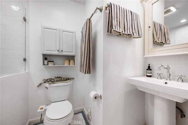 bathroom with tasteful backsplash, toilet, baseboards, and visible vents