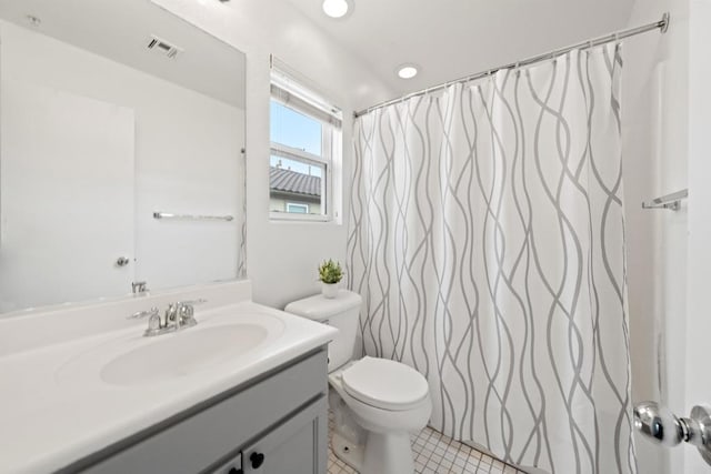 full bathroom with visible vents, toilet, curtained shower, recessed lighting, and vanity