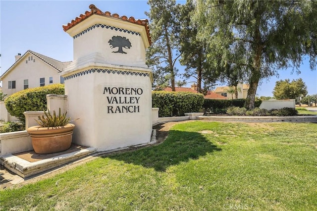 community sign with a yard