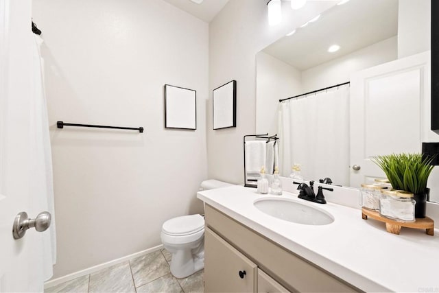 bathroom featuring curtained shower, baseboards, toilet, and vanity