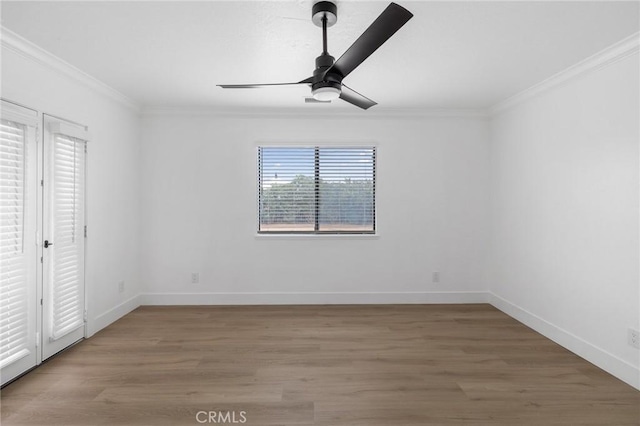 unfurnished bedroom featuring light wood-style flooring, a ceiling fan, crown molding, and baseboards