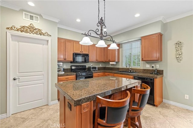 kitchen with visible vents, a kitchen island, ornamental molding, a sink, and black appliances