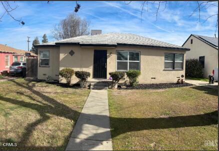 bungalow featuring stucco siding and a front yard