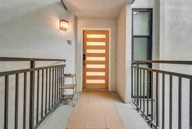 property entrance featuring a balcony