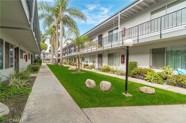 view of home's community featuring a residential view and a lawn