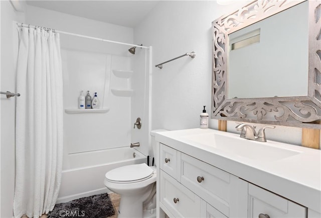 full bath featuring toilet, vanity, and shower / bath combo