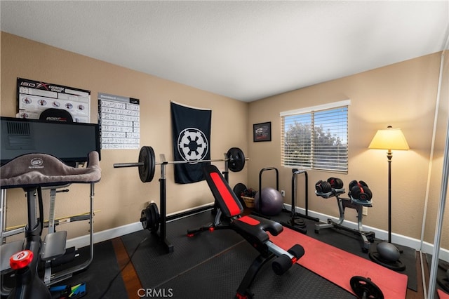 exercise area featuring baseboards