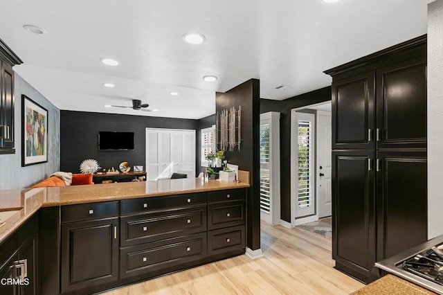 kitchen featuring light wood finished floors, ceiling fan, open floor plan, recessed lighting, and a peninsula