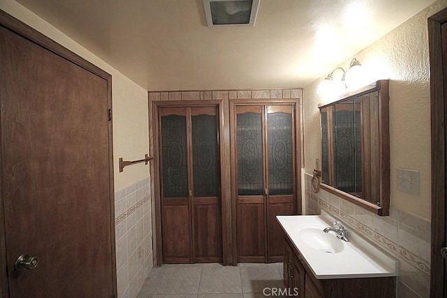 1111 Taos Dr, Barstow, CA 92311 - bathroom featuring vanity, tile walls, and tile patterned floors